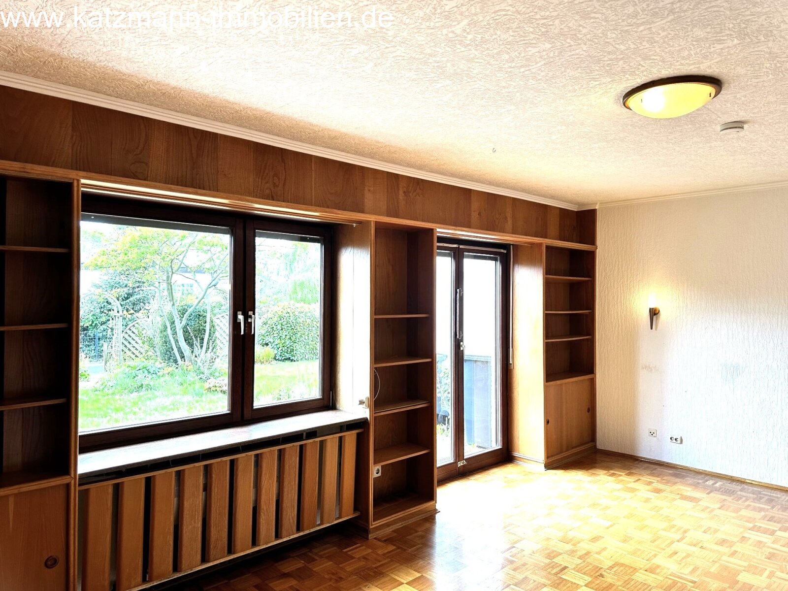 Large house with garage in a beautiful location of Lechenich-Süd for sale (about a 15-minute walk from the market).