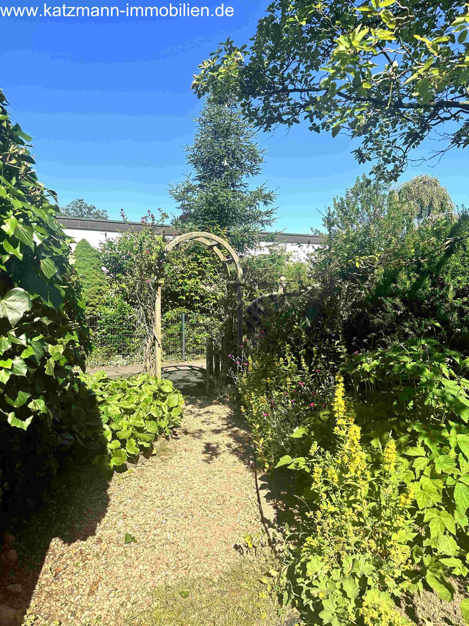 Large house with garage in a beautiful location of Lechenich-Süd for sale (about a 15-minute walk from the market).