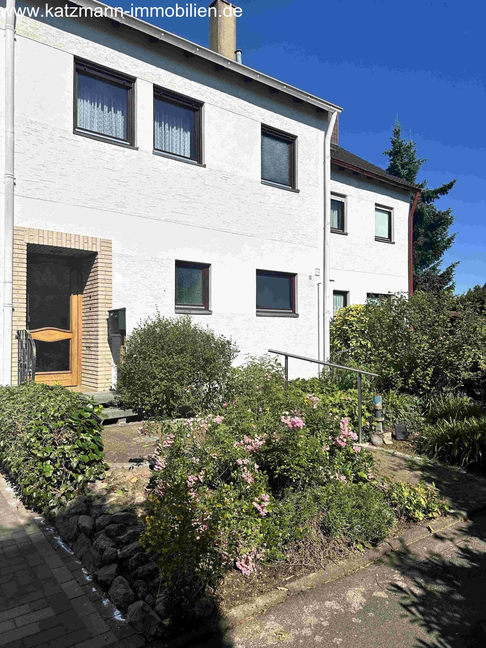 Large house with garage in a beautiful location of Lechenich-Süd for sale (about a 15-minute walk from the market).