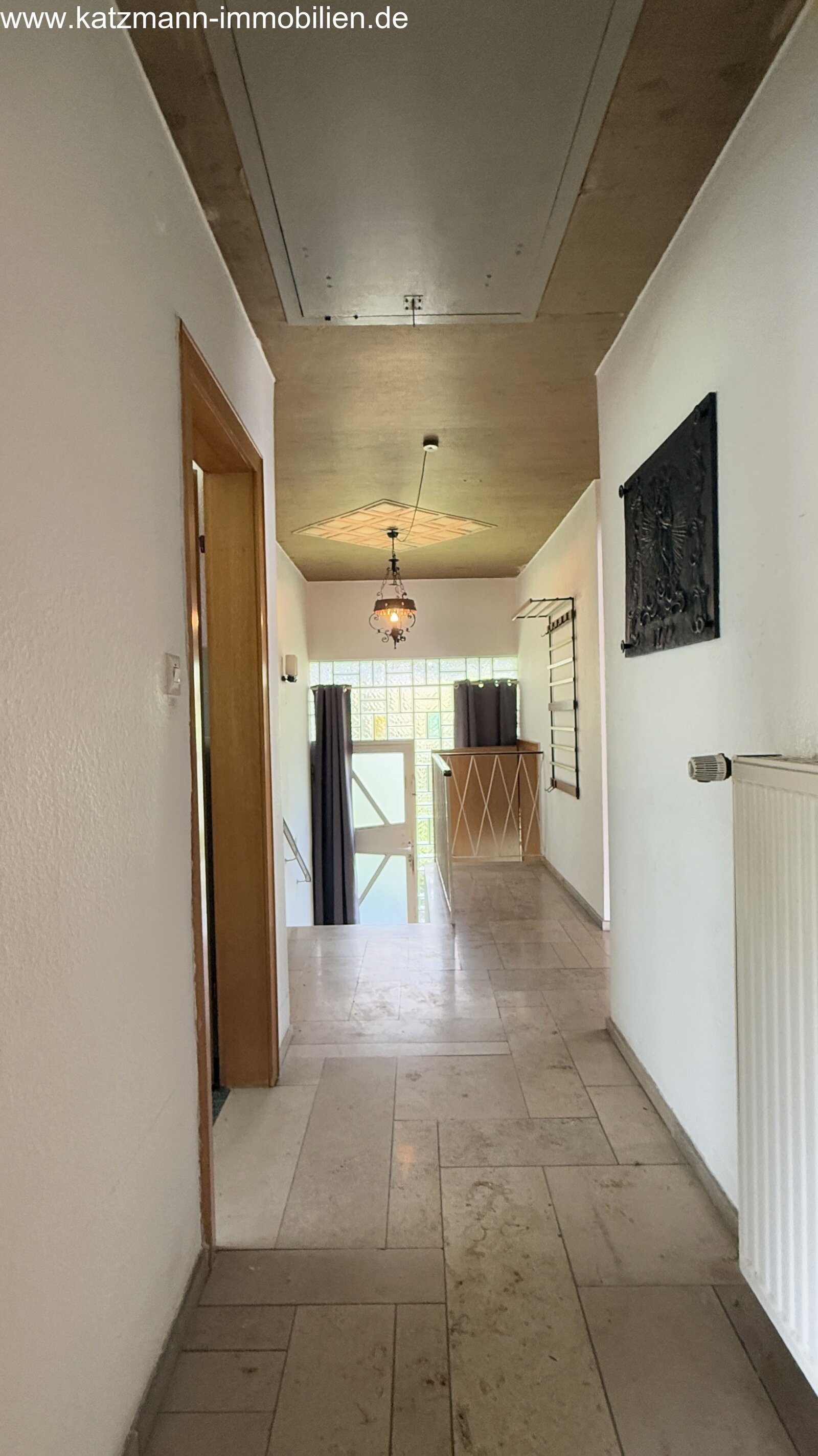 Detached house built solidly, lots of potential, and 687 m² of land for sale – only a 2-minute walk to the train station.