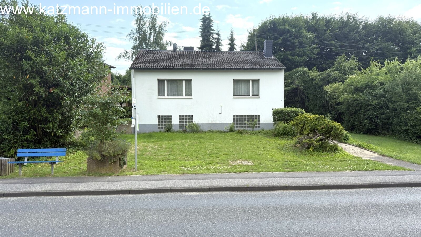 Detached house built solidly, lots of potential, and 687 m² of land for sale – only a 2-minute walk to the train station.