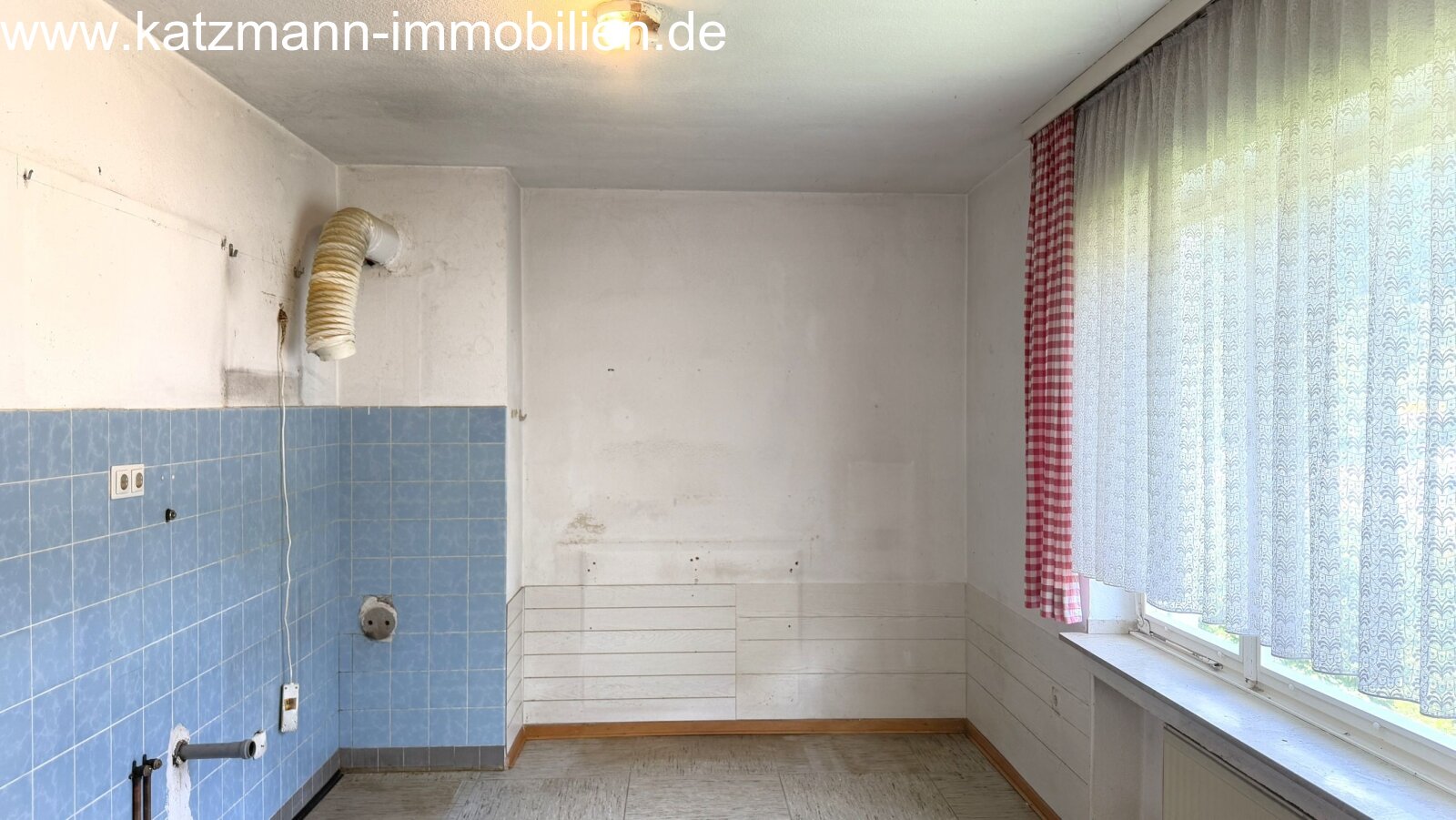 Detached house built solidly, lots of potential, and 687 m² of land for sale – only a 2-minute walk to the train station.