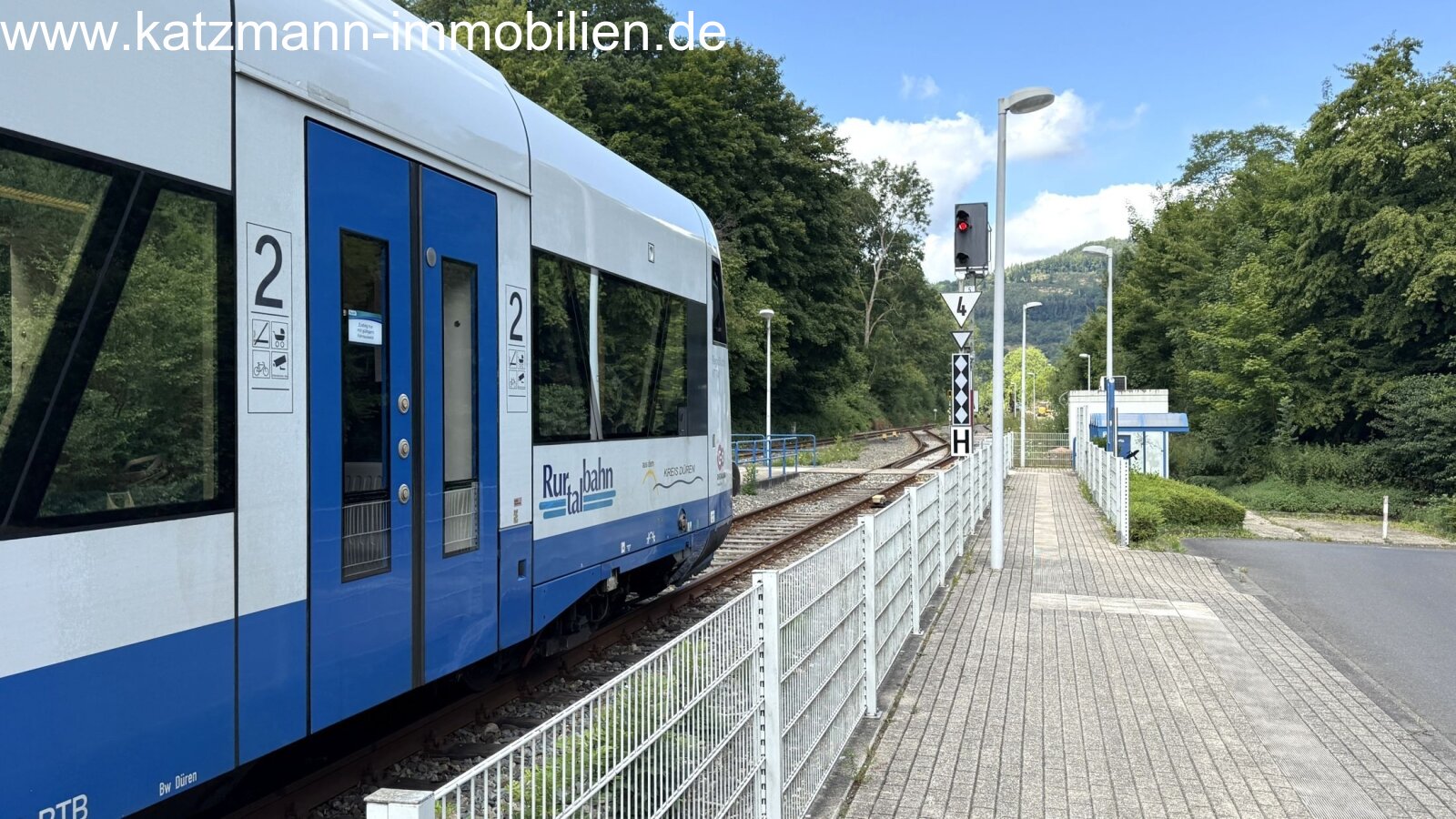 Detached house built solidly, lots of potential, and 687 m² of land for sale – only a 2-minute walk to the train station.