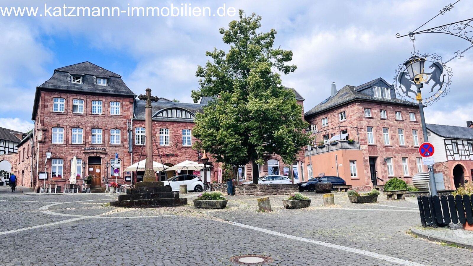 Detached house built solidly, lots of potential, and 687 m² of land for sale – only a 2-minute walk to the train station.