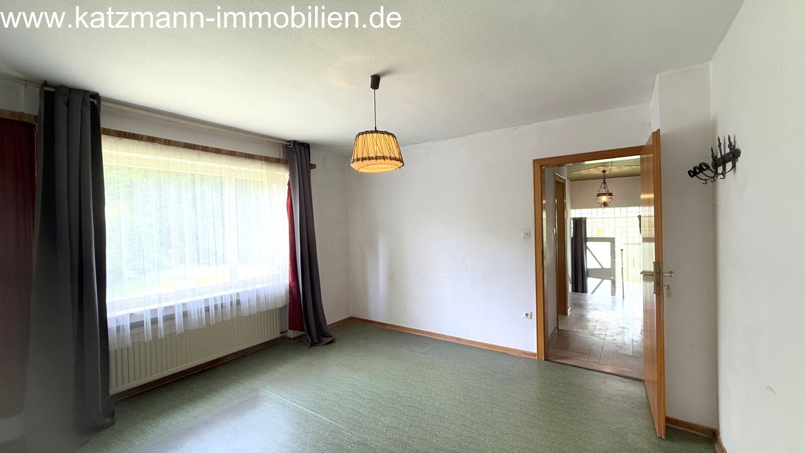 Detached house built solidly, lots of potential, and 687 m² of land for sale – only a 2-minute walk to the train station.