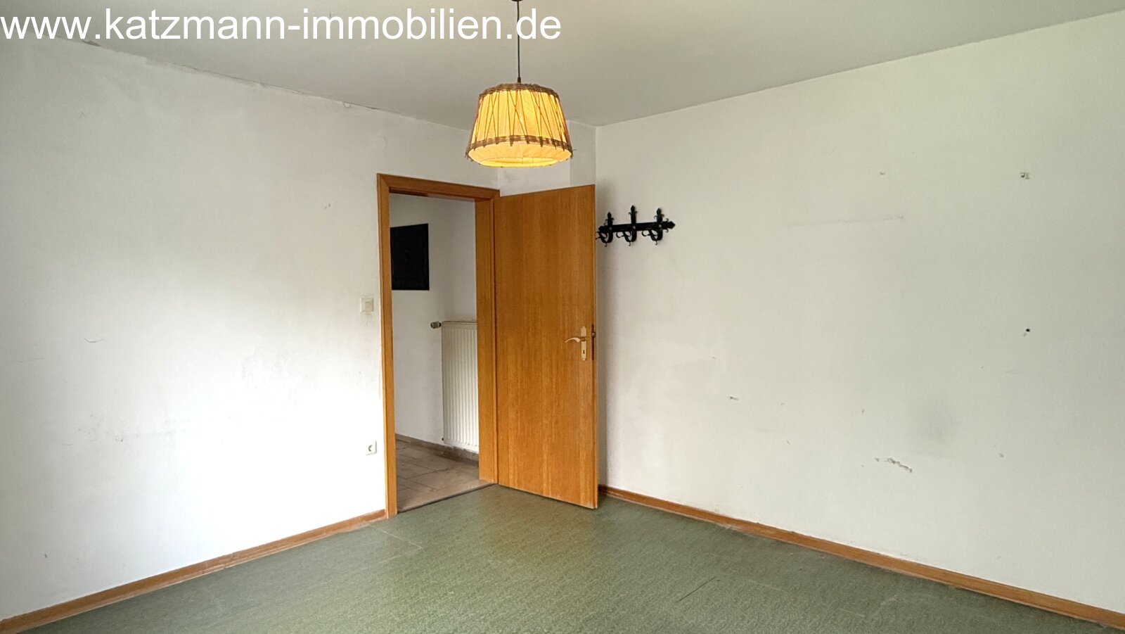 Detached house built solidly, lots of potential, and 687 m² of land for sale – only a 2-minute walk to the train station.