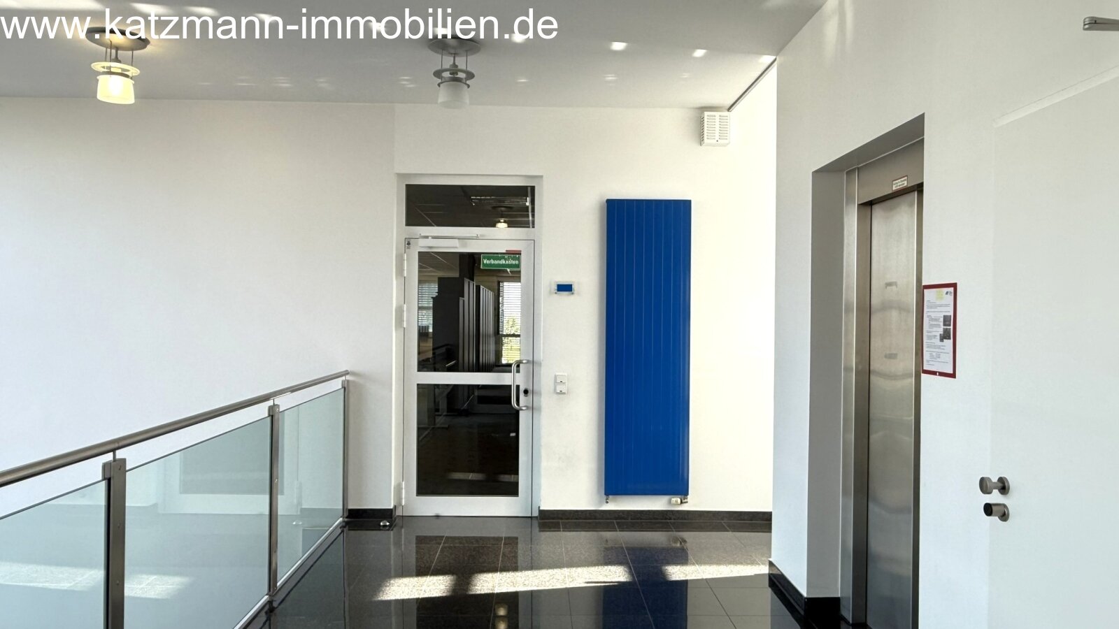 Exklusives Büro-/Verwaltungs-/Schulungsgebäude mit Staffelgeschoss u. großem Grundstück (3.001 m²) zu verkaufen