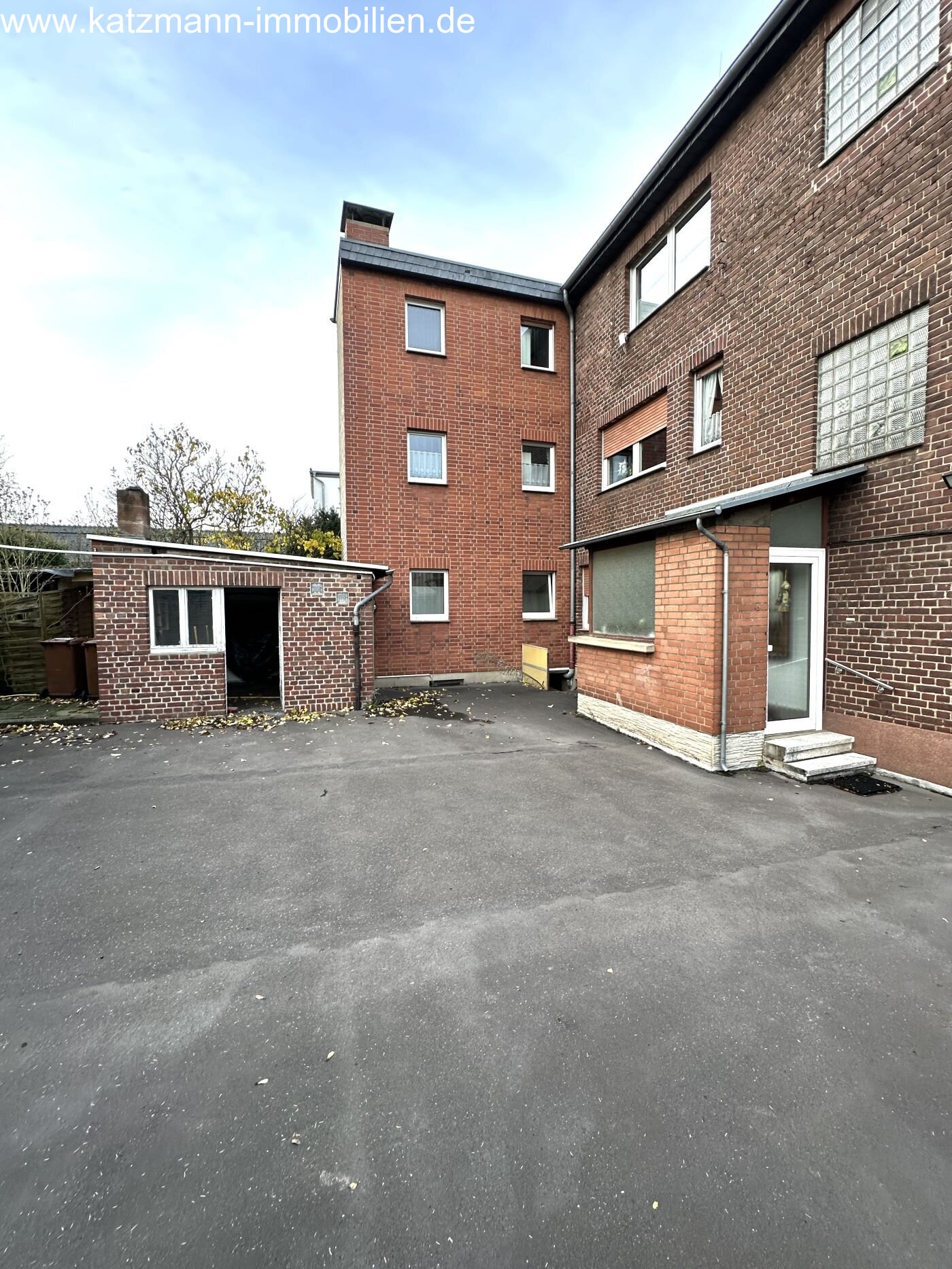 Multi-family house + garages + 747 m² large property for sale