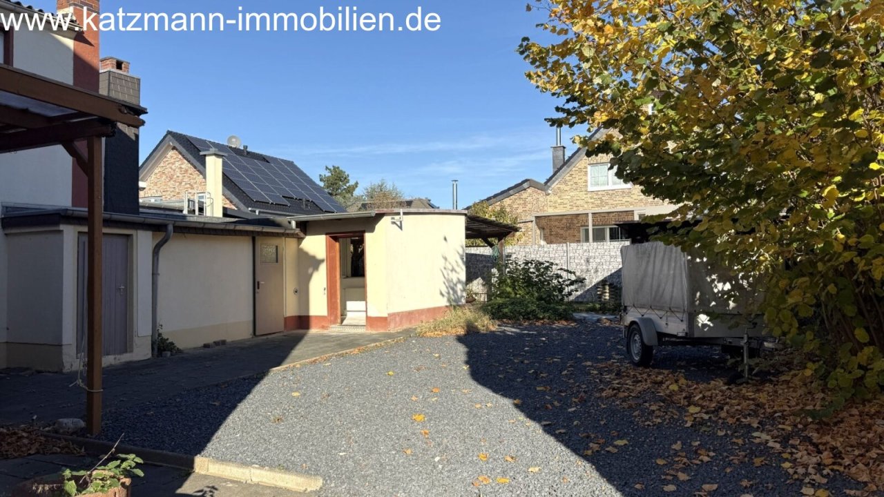 Viel Platz zum Parken / Sicht auf Anbau