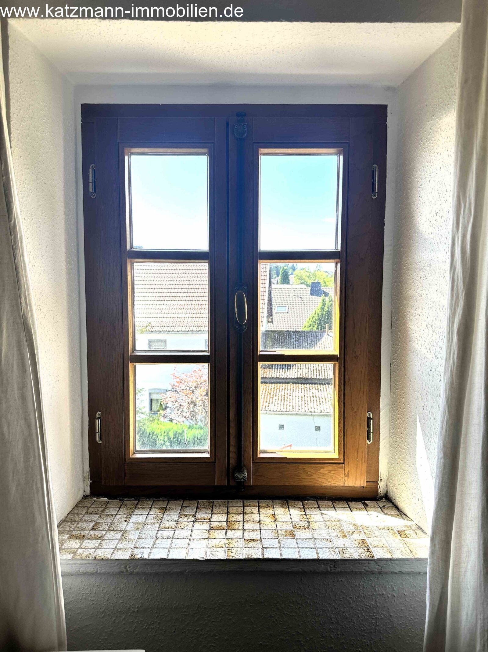 2 houses: a representative residential building, holiday apartment, doctor's office, and double garage (approximately 571 m² gross living area/net floor area) for sale