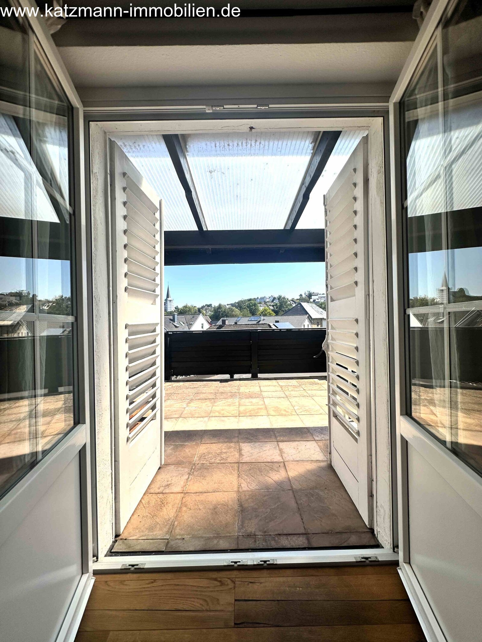 2 houses: a representative residential building, holiday apartment, doctor's office, and double garage (approximately 571 m² gross living area/net floor area) for sale