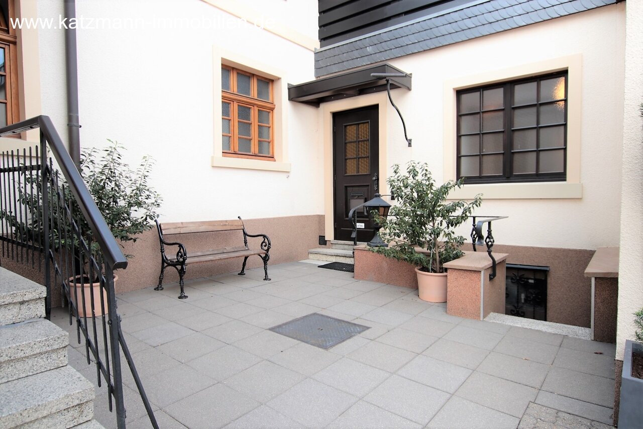 Established medical practice and representative residential building for sale in the town center. 