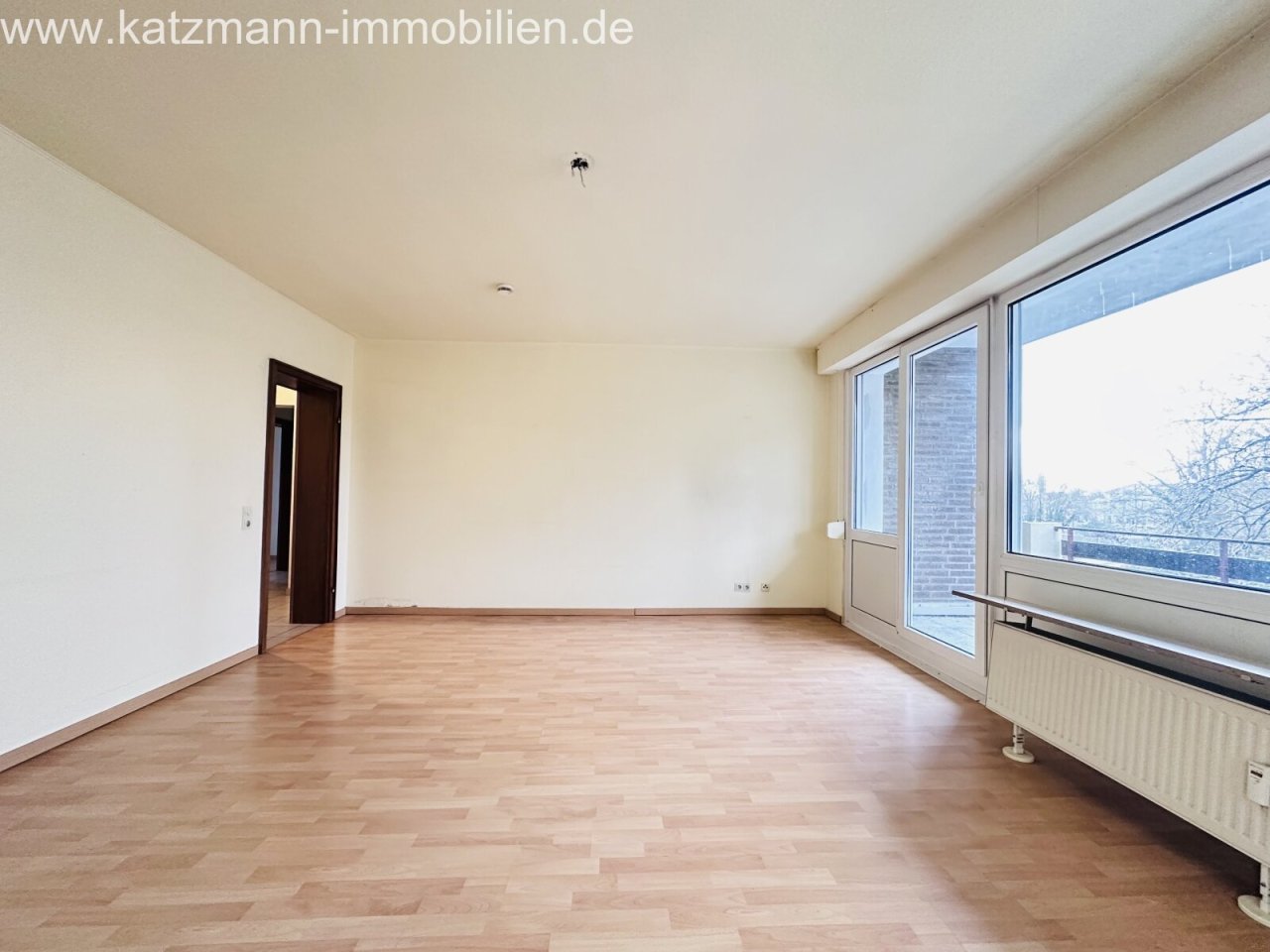 Wohnen/Essen (mit Zugang zur großen Loggia)