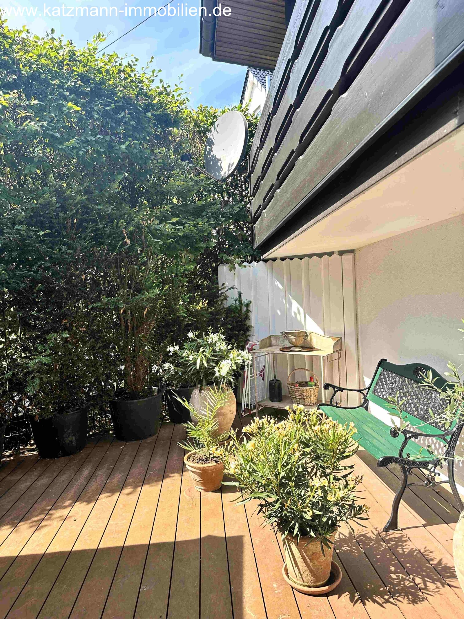 2 houses: a representative residential building, holiday apartment, doctor's office, and double garage (approximately 571 m² gross living area/net floor area) for sale