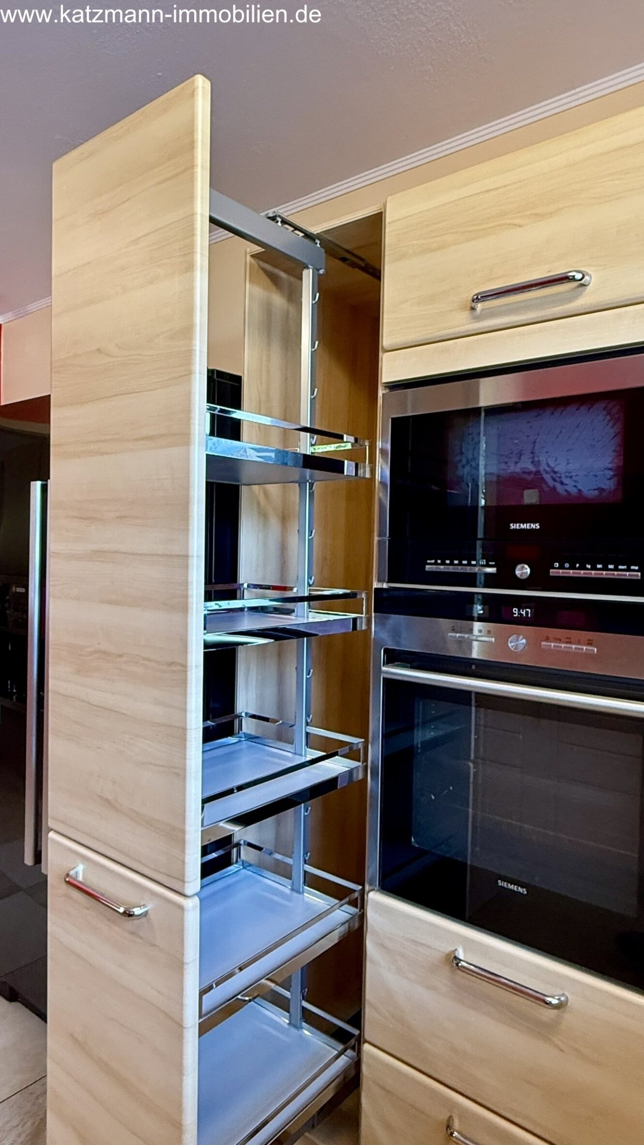Clever kitchen solution: Pull-out pharmacy cabinet drawers for maximum storage efficiency!