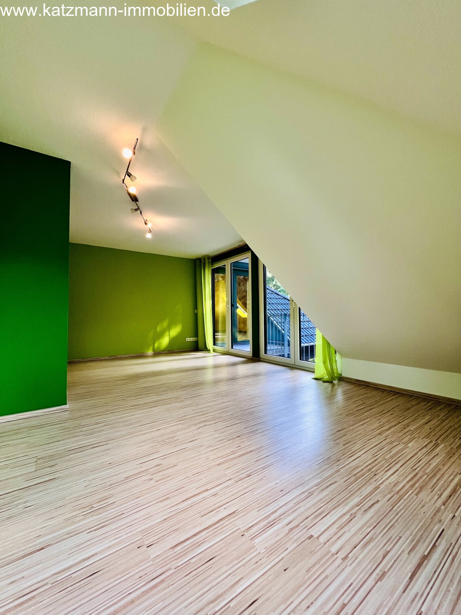 Bright attic room with design potential – modern architecture meets spaciousness!