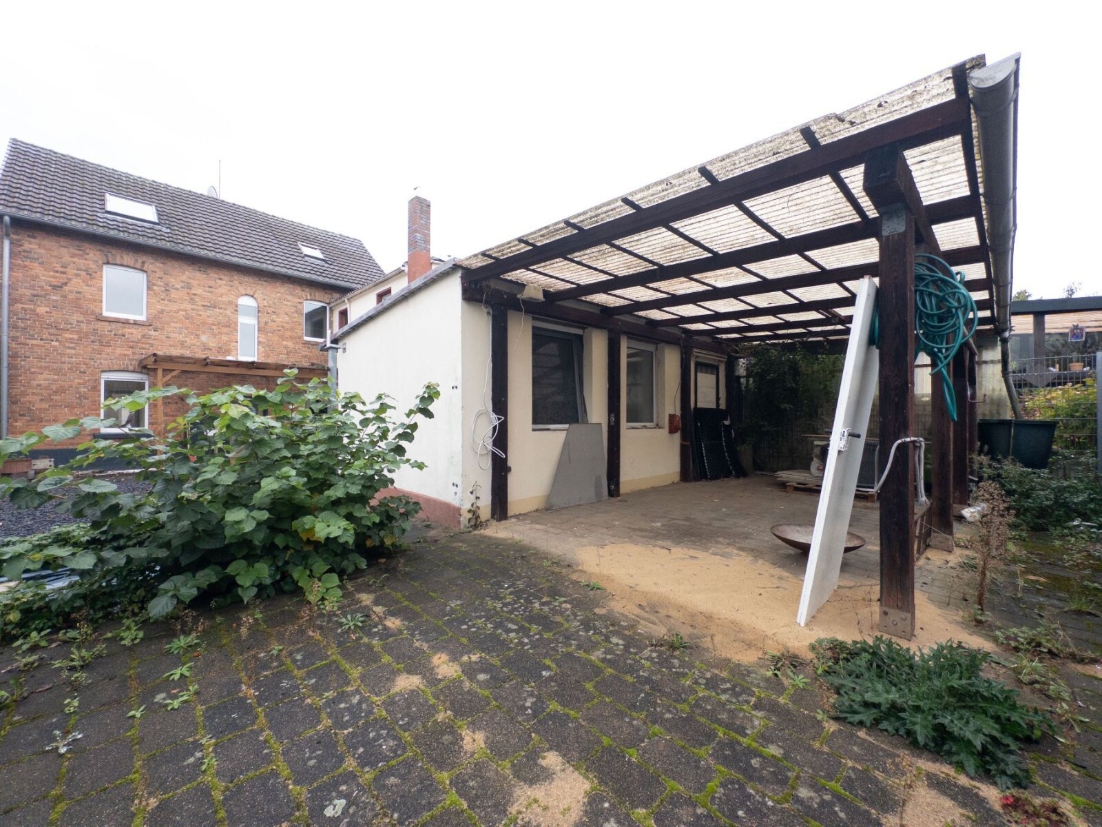 Multifunctional canopy: carport with storage room and weather protection - your all-weather refuge!