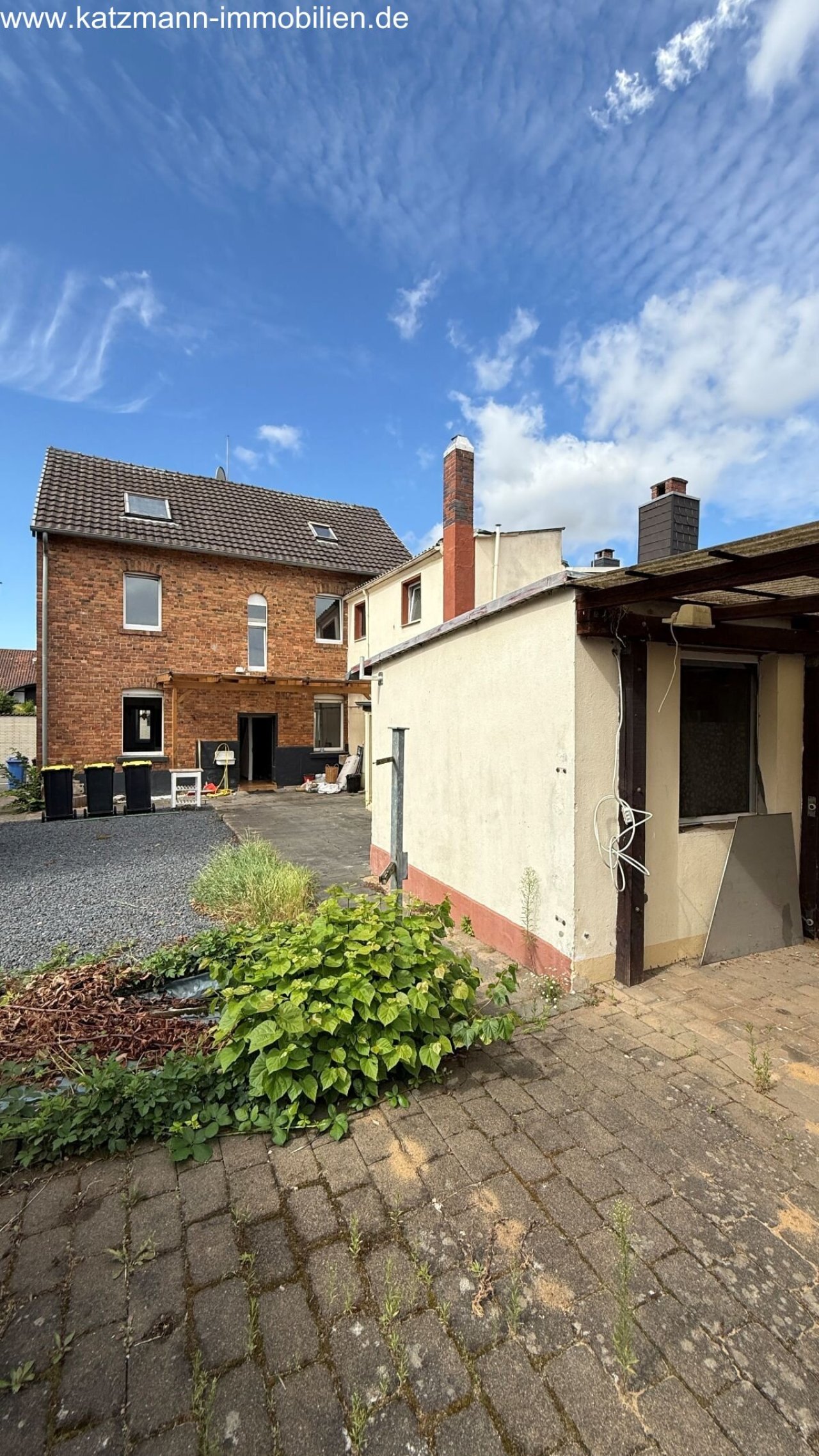 Versatile multi-family house with development potential – solid brick property with outbuilding and courtyard!