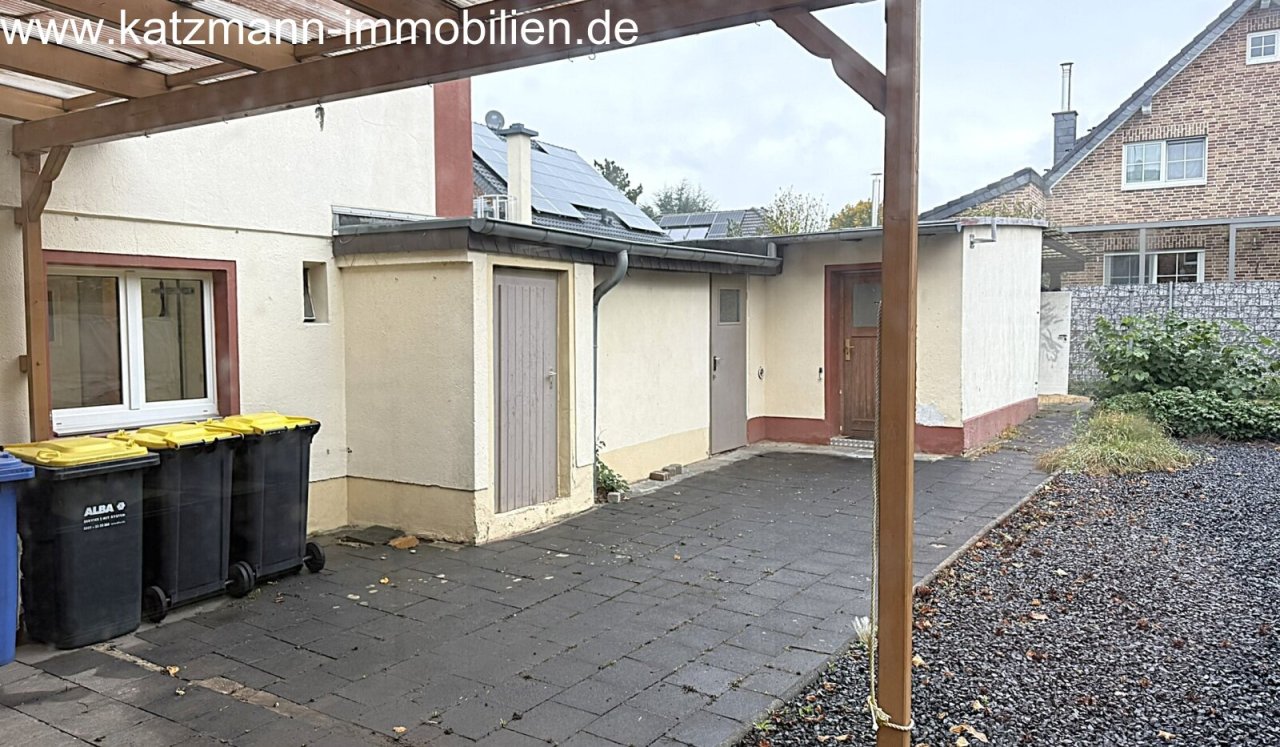 Practical outbuildings with solar panels - optimal usable space for hobbies and storage!