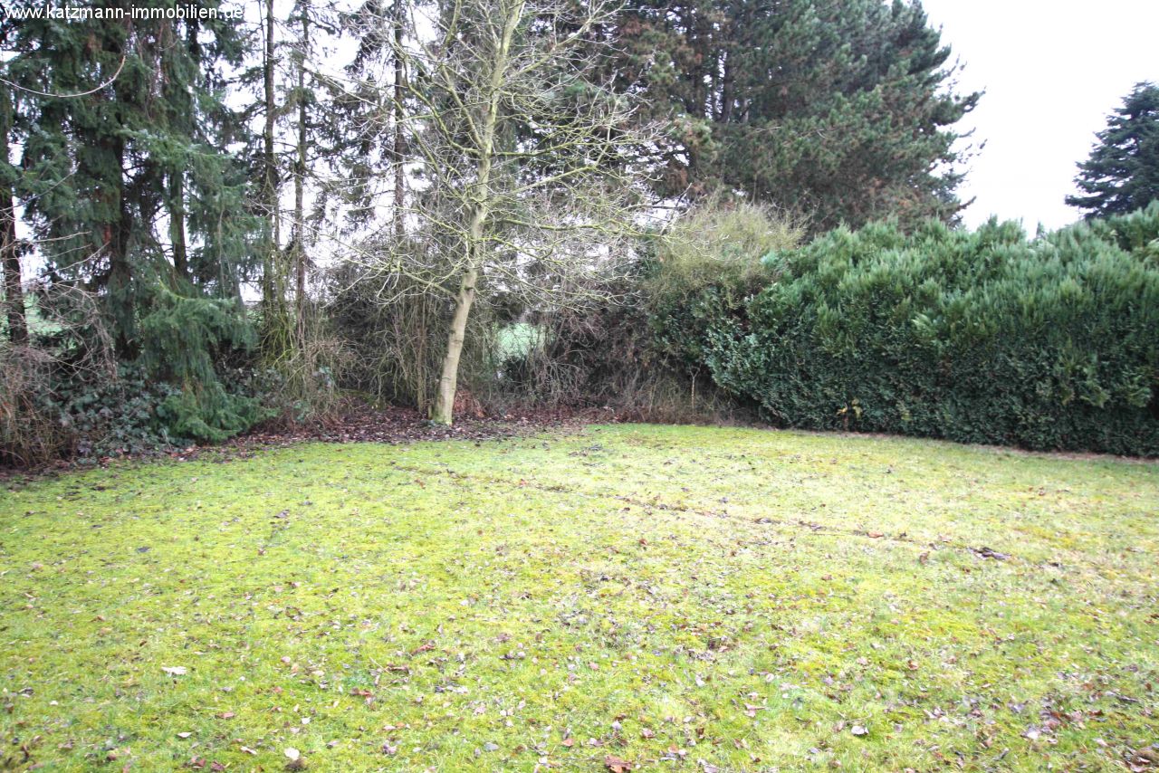 Baugrundstück für Ein- oder Zweifamilienhaus mit Garage zu verkaufen 