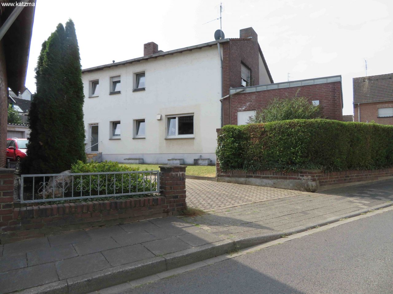 3-Familienhaus mit 3 Garagen in zentraler Lage von Erftstadt-Bliesheim zu verkaufen! 