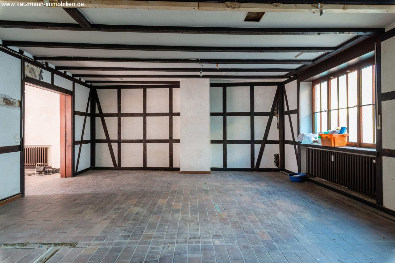 Außergewöhnliche EG-Wohnung im Ausbauzustand in Zentrallage zu verkaufen – Terrasse, Garten, Atelier inklusive 