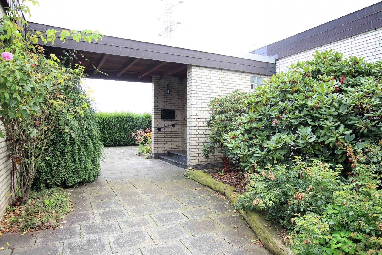 Winkelbungalow mit Gartenparadies, riesigem Keller und Privatzufahrt! 