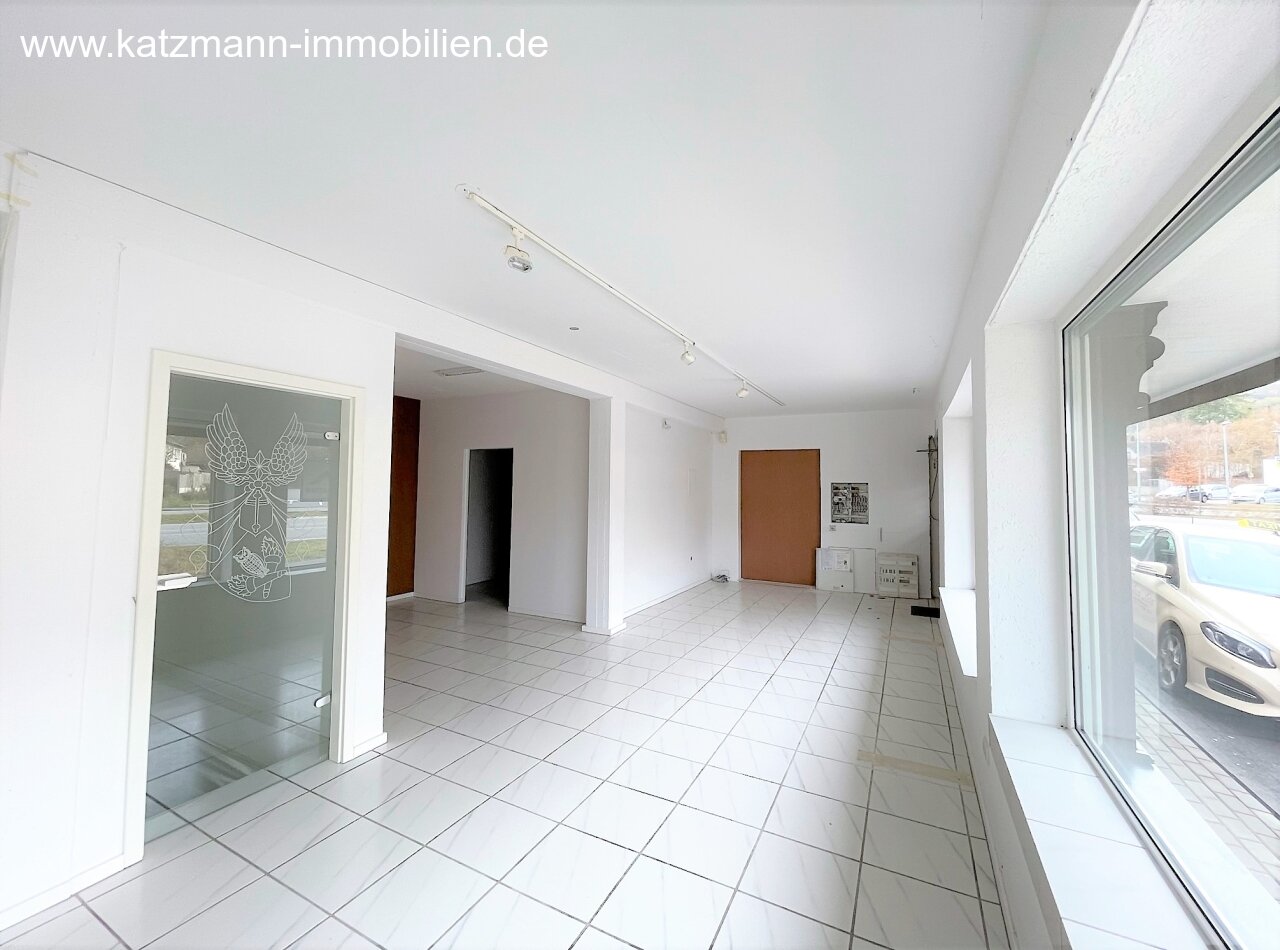 TOP-Gewerbeeinheit mit großen Schaufensterflächen in sichtbarer, guter Lage zu vermieten! 