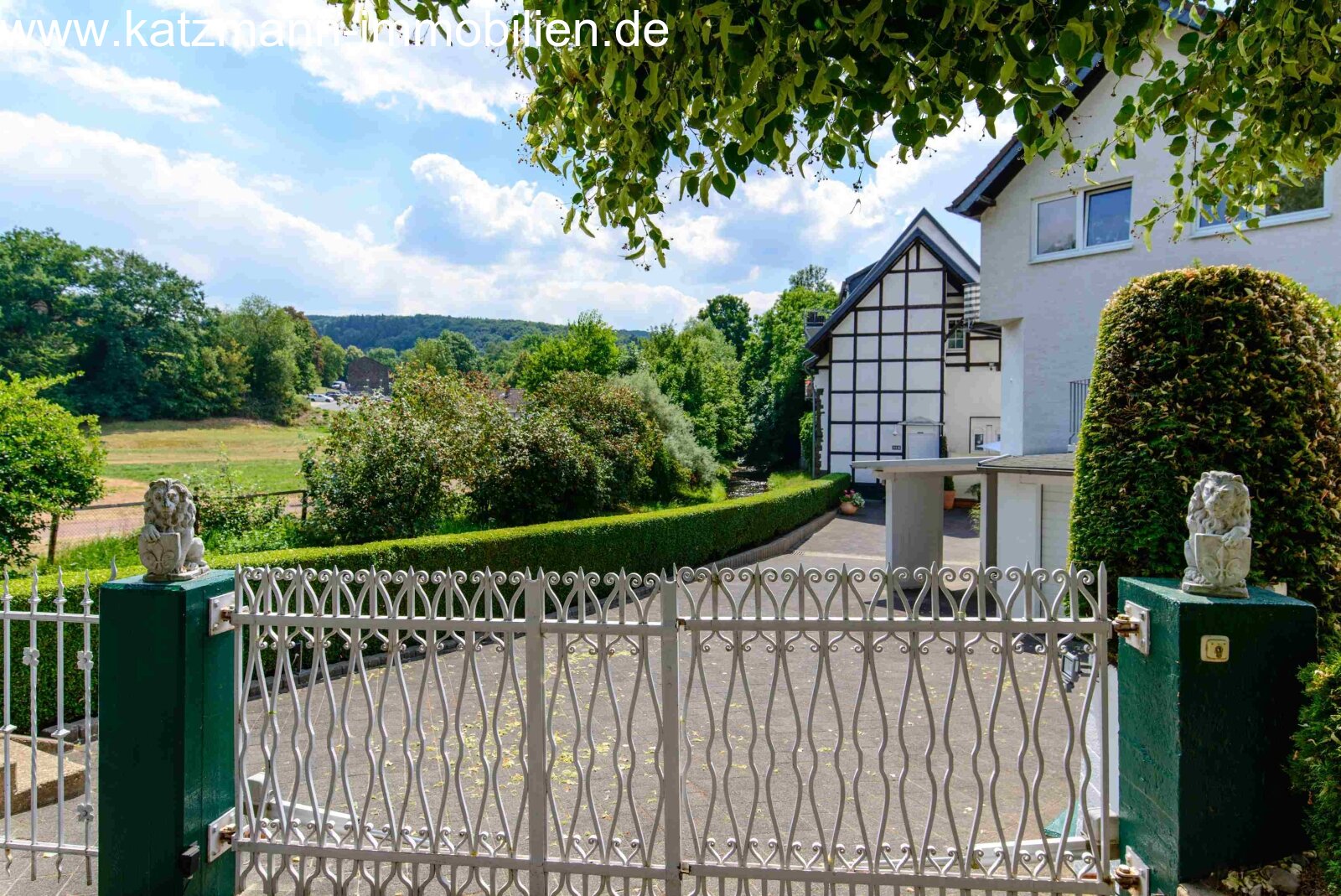 TOP-Sanierte, anspruchsvolle Gewerbeeinheit für z.B. Büro oder Praxis zu vermieten! 