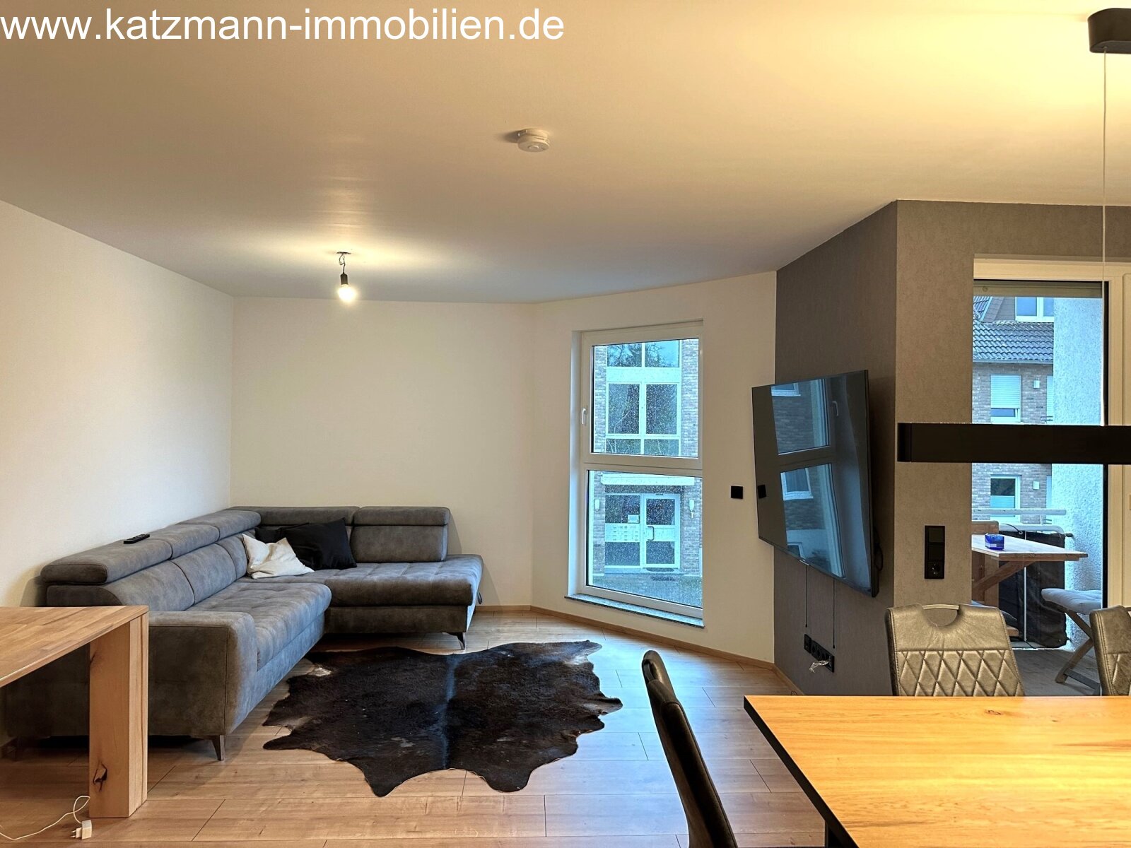 Modernisierte 2-Zimmerwohnung mit Loggia, Keller u. Stellplatz zu vermieten 