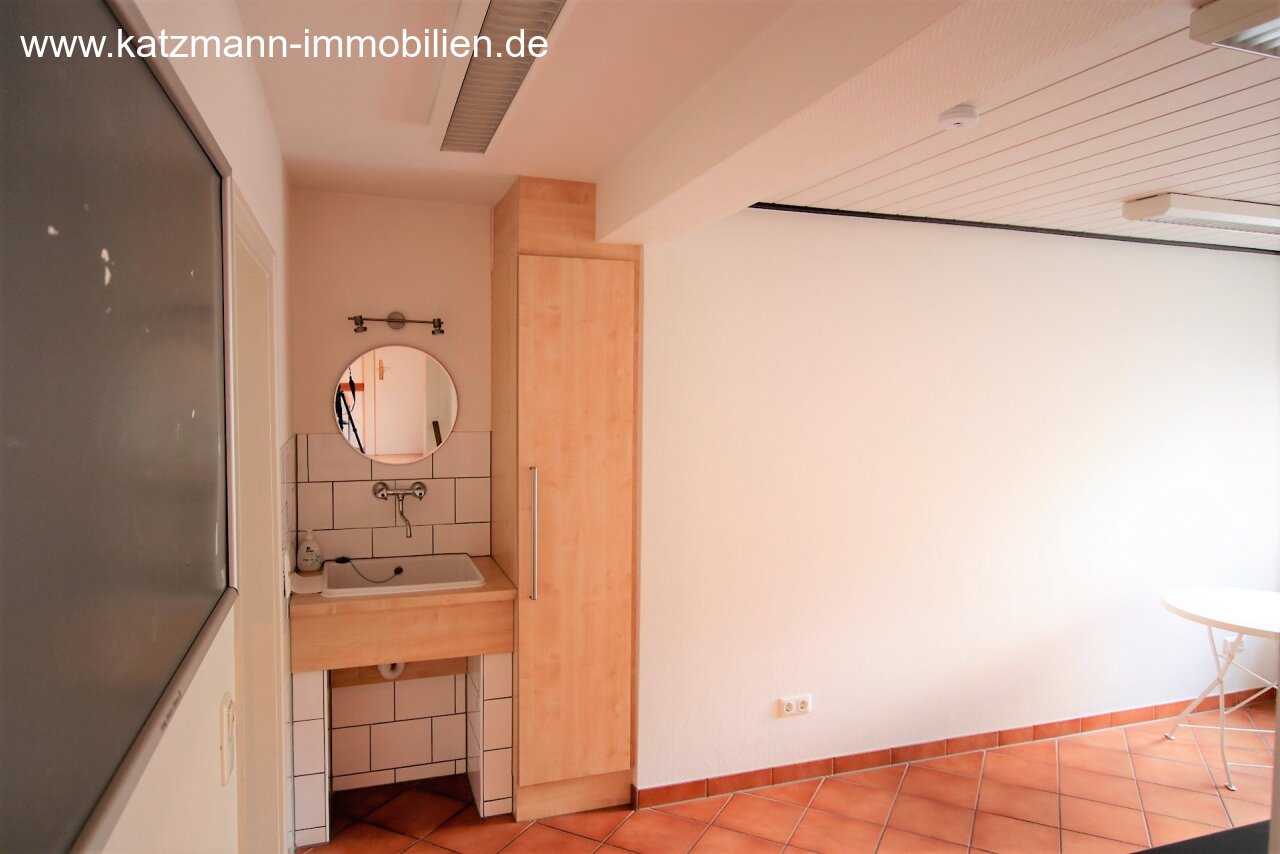 Consulta de práctica establecida y vivienda representativa en el centro del pueblo en venta