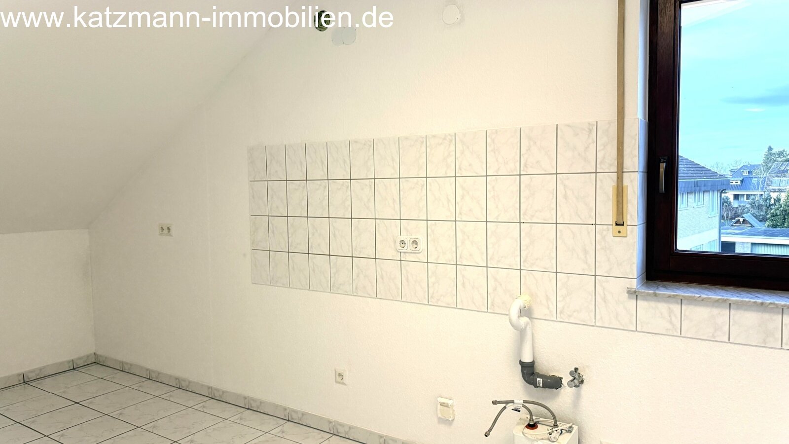 Excelente apartamento de 3-4 habitaciones en venta, terraza en la azotea, sótano, desván y plaza de aparcamiento incluida.