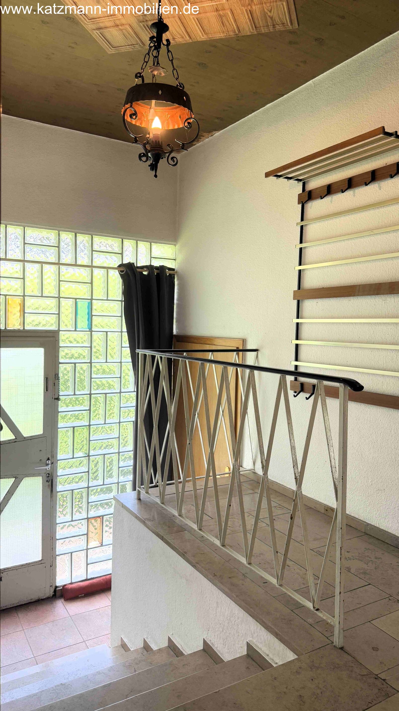 Casa independiente de construcción sólida, con mucho potencial y 687 m² de terreno en venta – a solo 2 minutos a pie de la estación.