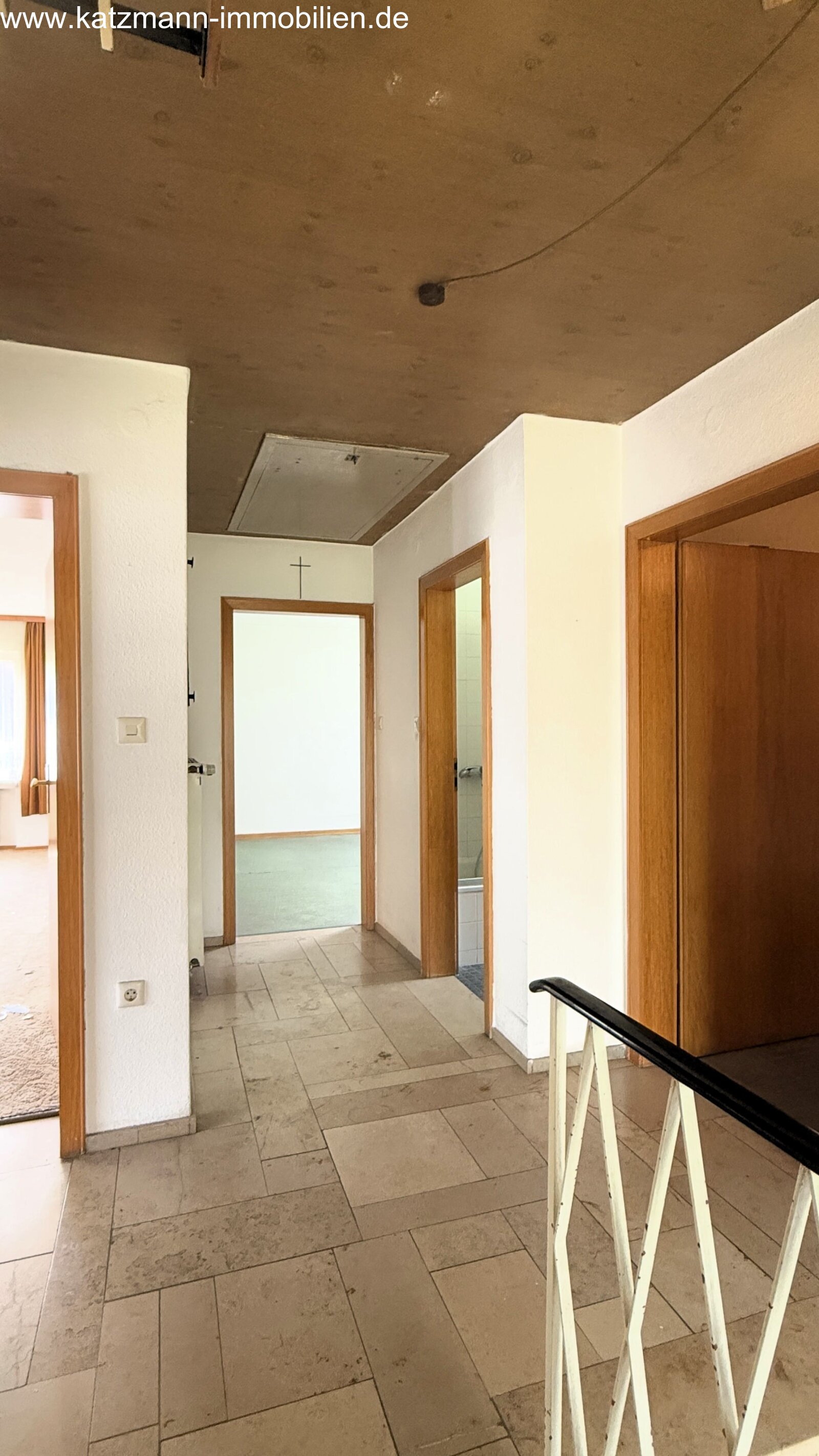 Casa independiente de construcción sólida, con mucho potencial y 687 m² de terreno en venta – a solo 2 minutos a pie de la estación.