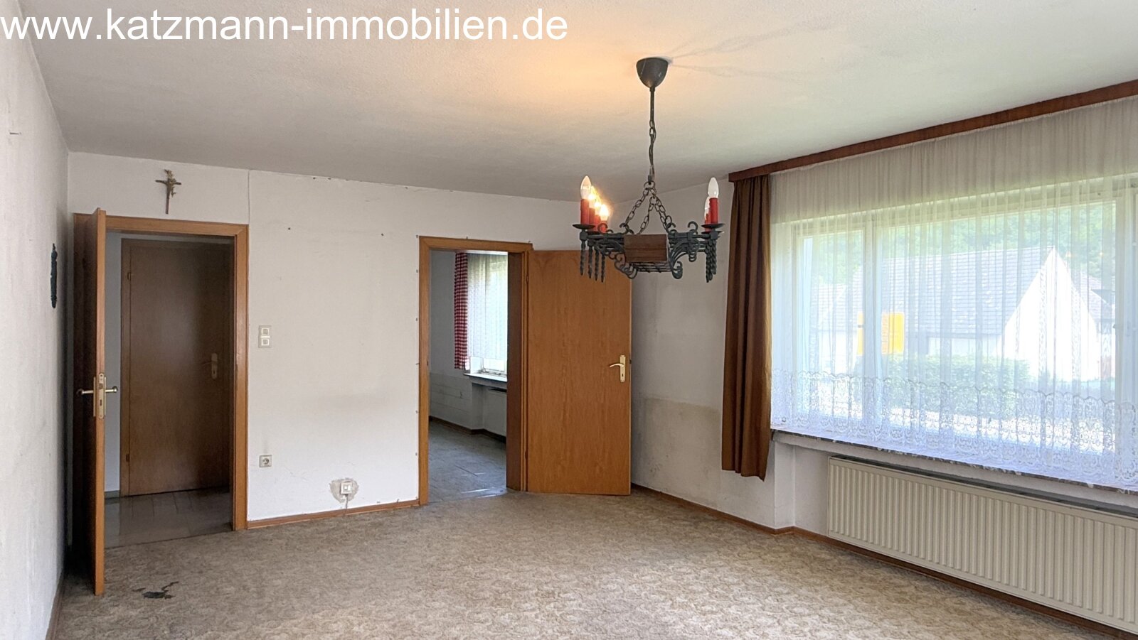 Casa independiente de construcción sólida, con mucho potencial y 687 m² de terreno en venta – a solo 2 minutos a pie de la estación.