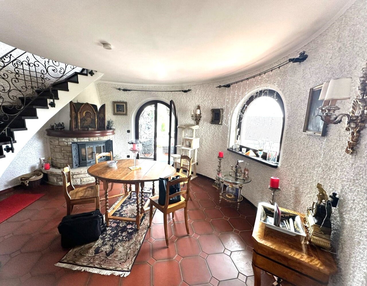 ¡Finca mediterránea de ensueño en estilo mallorquín con vistas a la llanura del Rin en venta!