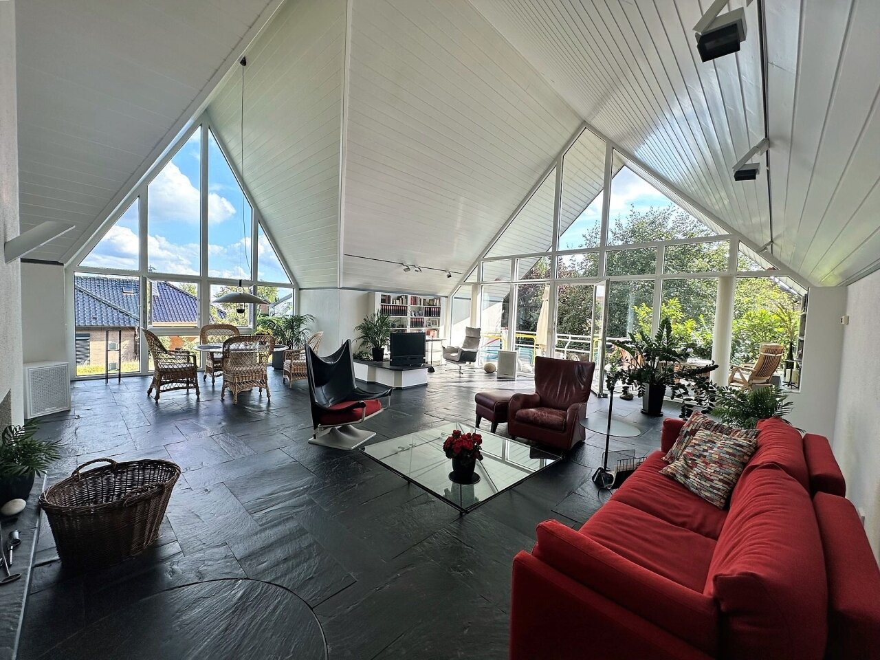 ¡Casa fantástica de una o dos familias con un estudio excepcional y un terreno de aproximadamente 893 m² cerca del centro para vender!