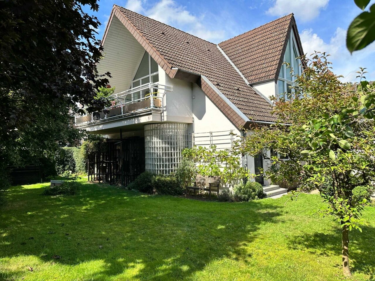 ¡Casa fantástica de una o dos familias con un estudio excepcional y un terreno de aproximadamente 893 m² cerca del centro para vender!