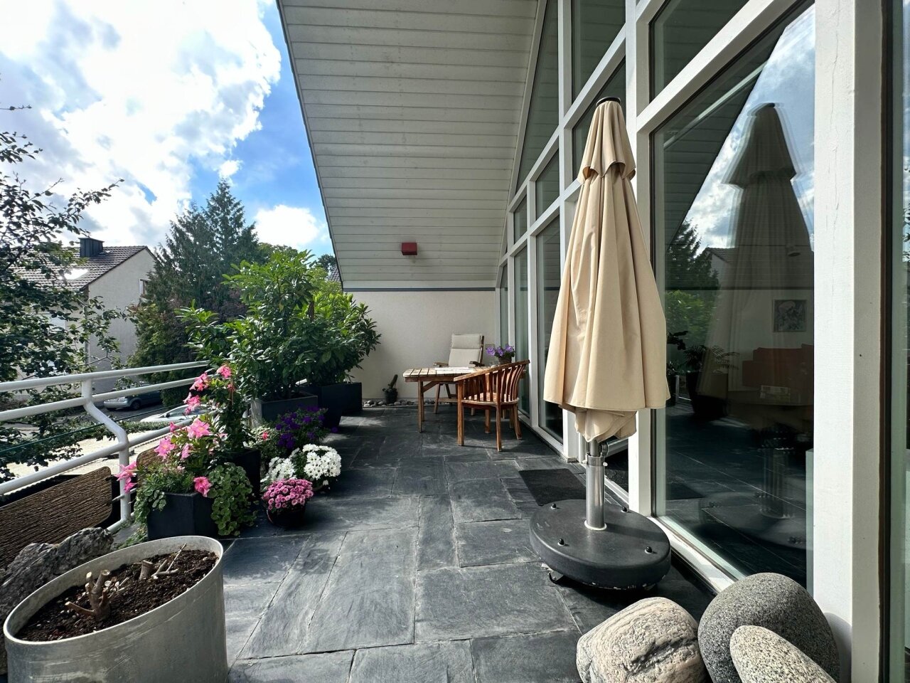 ¡Casa fantástica de una o dos familias con un estudio excepcional y un terreno de aproximadamente 893 m² cerca del centro para vender!