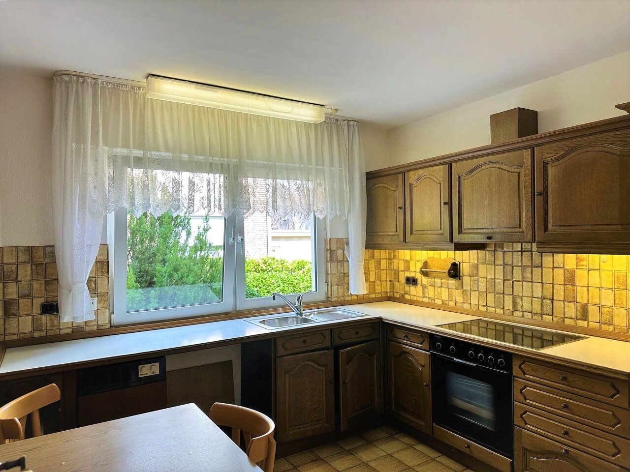 ¡Casa fantástica de una o dos familias con un estudio excepcional y un terreno de aproximadamente 893 m² cerca del centro para vender!