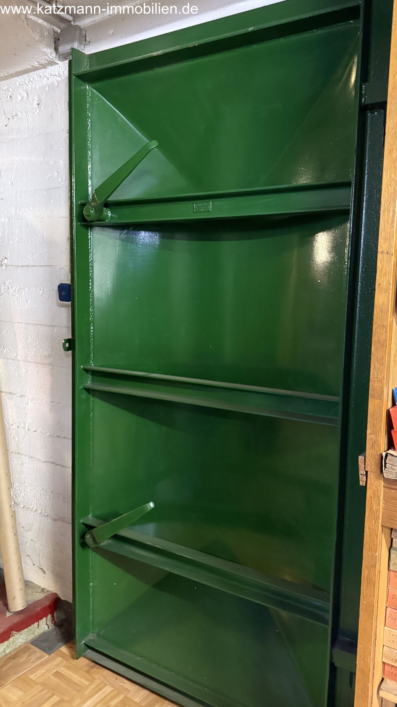 Edificio residencial y comercial + garajes + terreno de 1.186 m² en venta