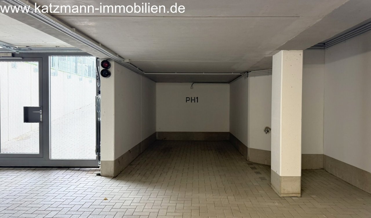 Stellplatz - direkt neben der Ein-/Ausfahrt