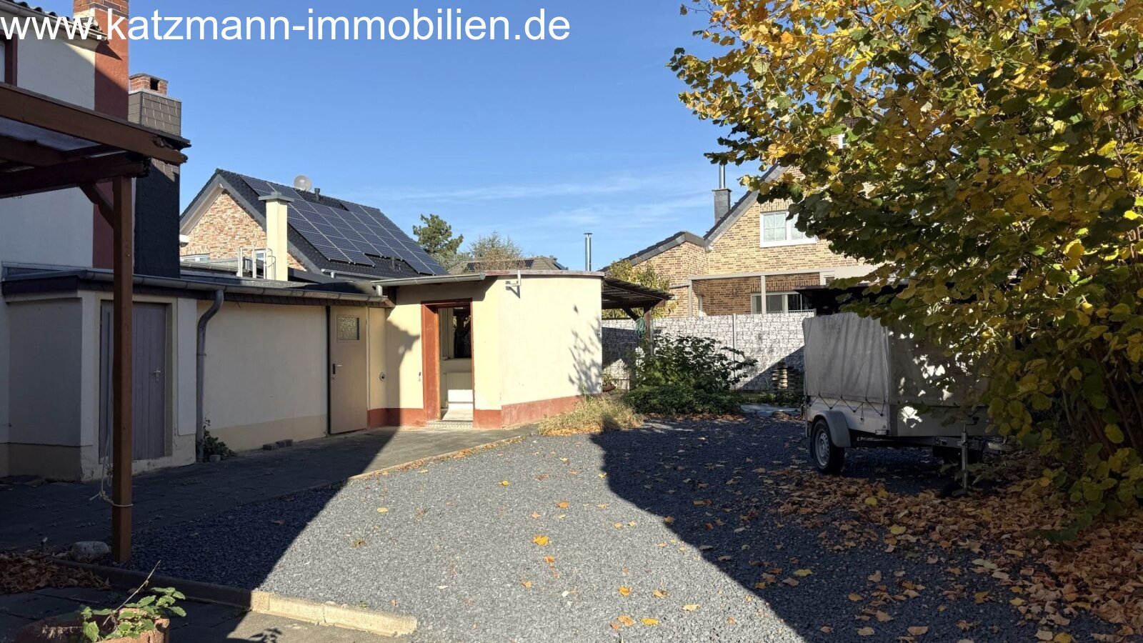 Viel Platz zum Parken / Sicht auf Anbau