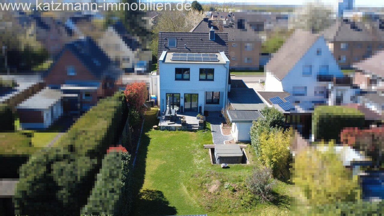 Haus mit Garten - Drohnenaufnahme 