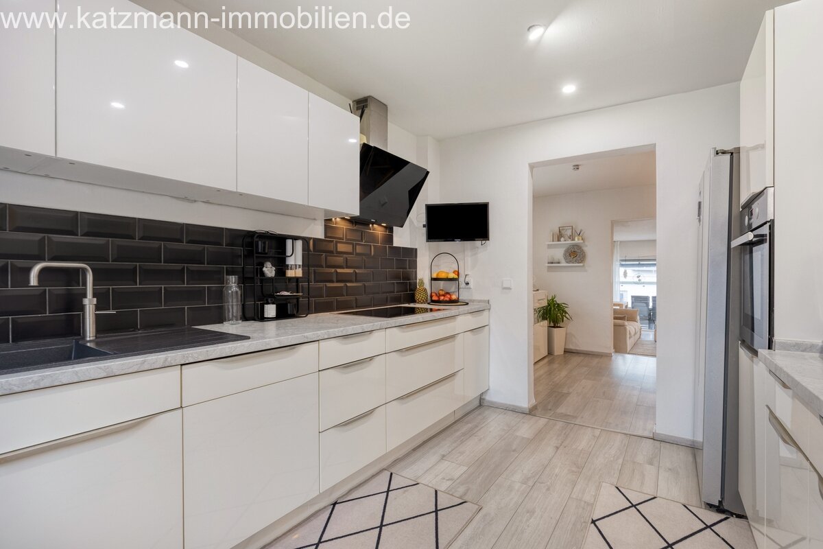 Küche mit Blick ins Ess-/Wohnzimmer