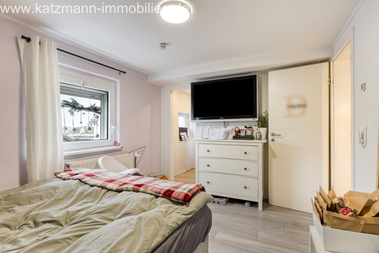 Schlafzimmer 2 mit Blick in den begehbaren Kleiderschrank