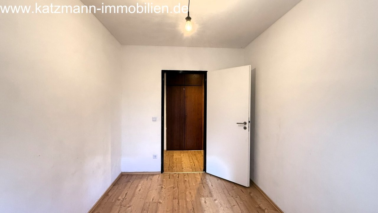 Armario empotrado incluido: ¡Tu nueva habitación con carácter de tablas de madera encantadoras!