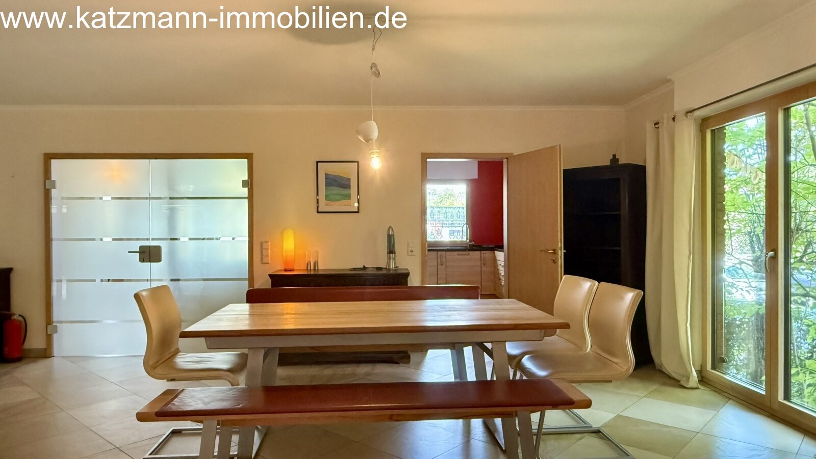 Zona de comedor luminosa con pared de cristal elegante y acceso directo a la cocina - ¡Vivienda en el más alto nivel!