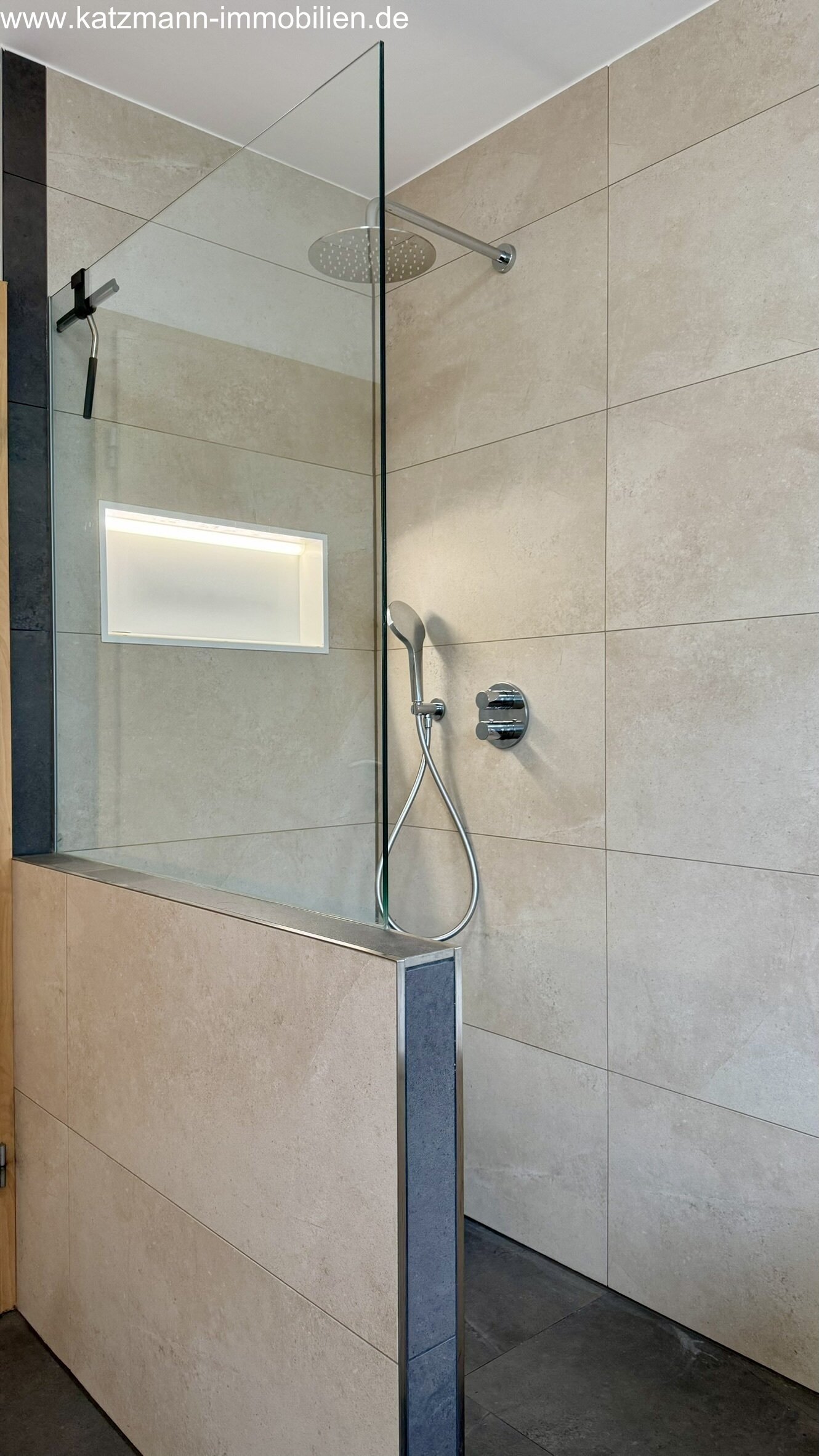 Lujosa ducha de lluvia con diseño elegante: solución moderna con cabezal de lluvia grande y iluminación integrada en la ventana