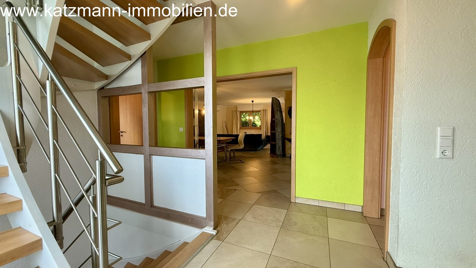 Entrada luminosa con elegante escalera de acero y distribución inteligente del espacio - ¡Bienvenido a casa!